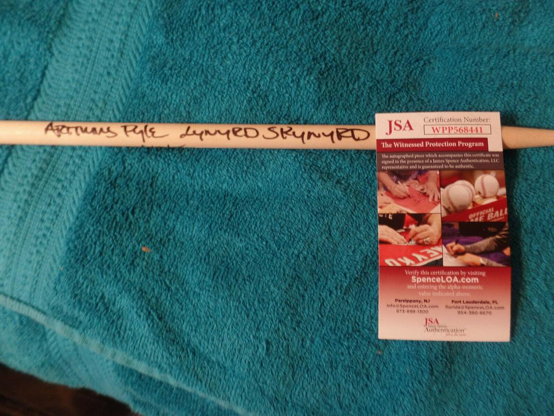 Lynryd Skynyrd drummer Artimus Pyle autographed drum: Lynryd Skynyrd drummer Artimus Pyle autographed drum stick JSA