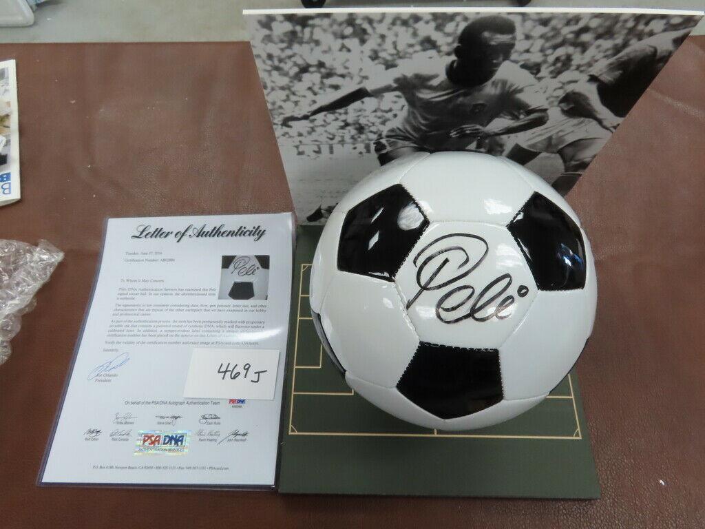 Pele signed 1970 World Cup Ball with Perspex Casing PSA (1 of 2)