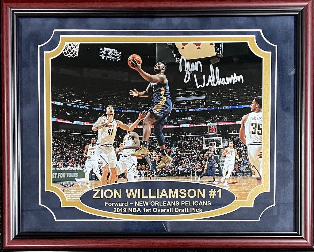 ZION WILLIAMSON AUTOGRAPHED FRAMED 11X14 PHOTO (1 of 1)