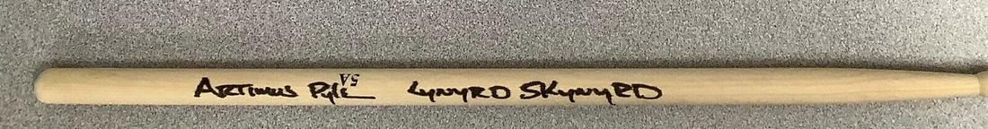 Artimus Pyle Signed Drum Stick JSA Lynyrd Skynyrd Insc: Artimus Pyle Signed Drum Stick JSA Lynyrd Skynyrd Insc Autograph Drums HOF Head