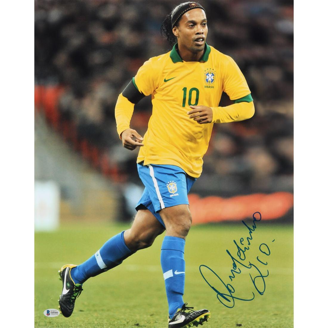 Ronaldinho Signed Barcelona 16x20 Photo (Beckett COA): Ronaldinho Signed Barcelona 16x20 Photo (Beckett COA)