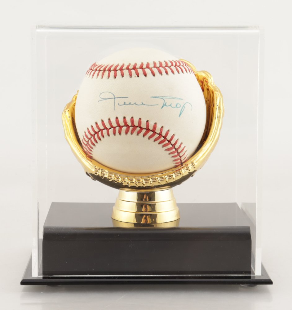 Willie Mays Signed ONL Baseball with Display Case (JSA (1 of 1)