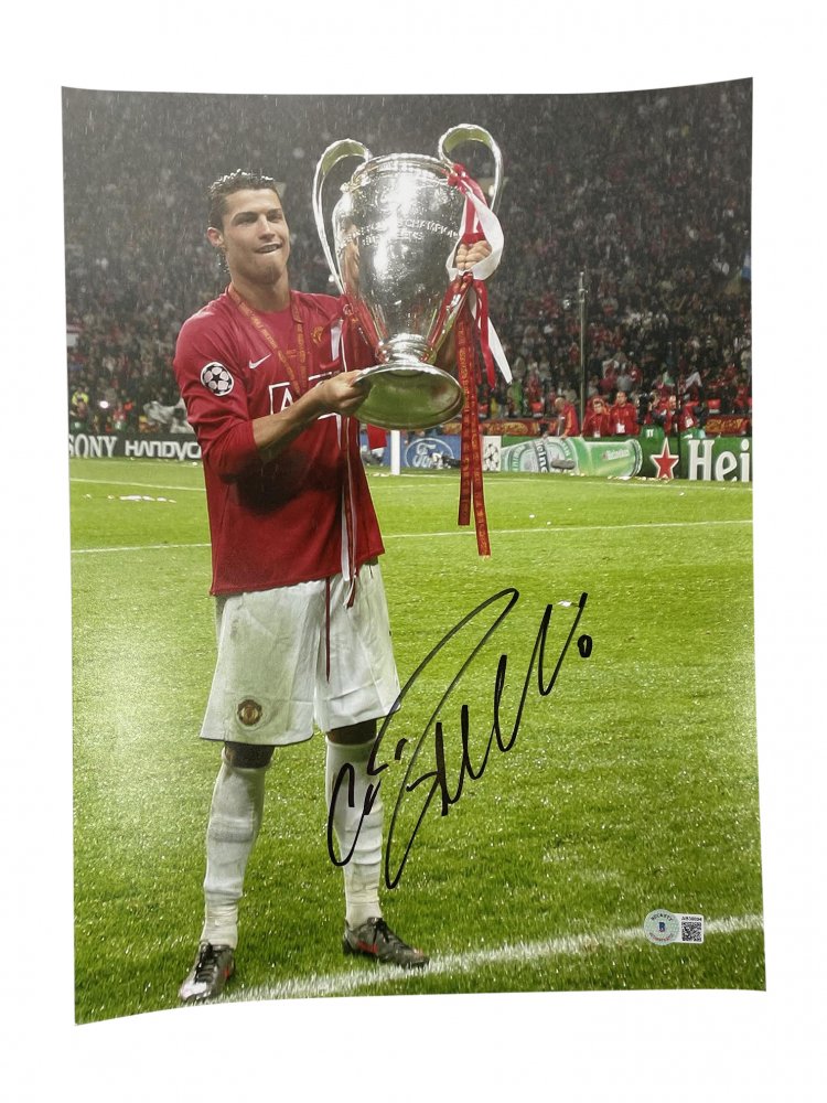 Cristiano Ronaldo Signed Manchester United 12x16 Photo: Cristiano Ronaldo Signed Manchester United 12x16 Photo (Beckett COA)