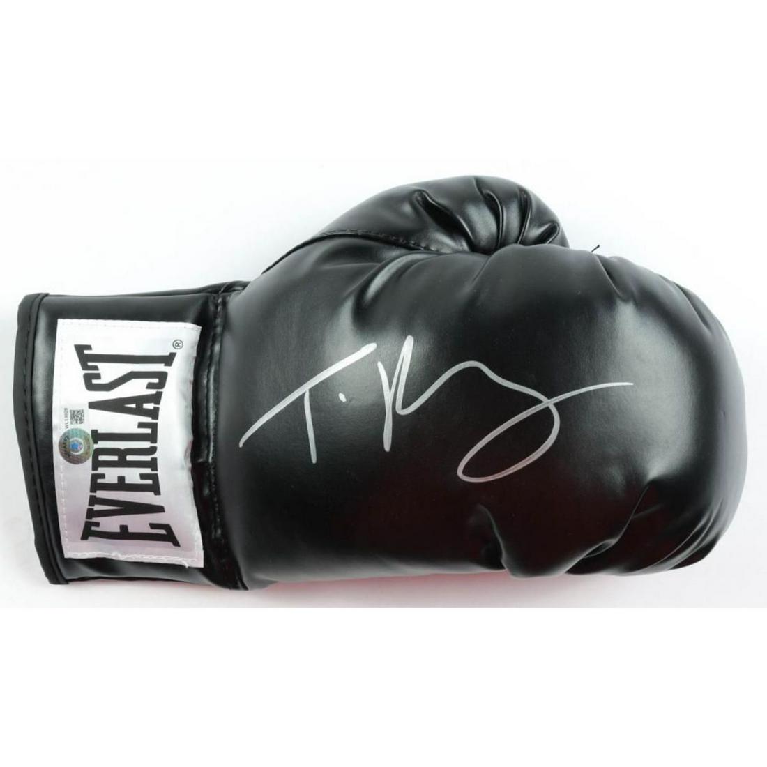 Tyson Fury Signed Everlast Boxing Glove (Beckett: Tyson Fury Signed Everlast Boxing Glove (Beckett Hologram)