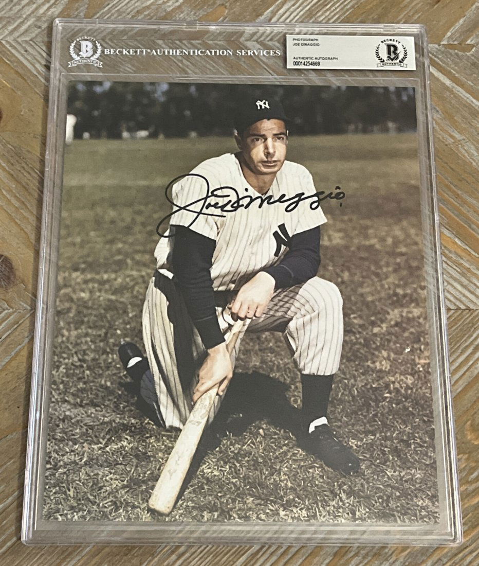 JOE DiMAGGIO SIGNED 8X10 VINTAGE PHOTO YANKEES BECKETT SLABBED (1 of 2)