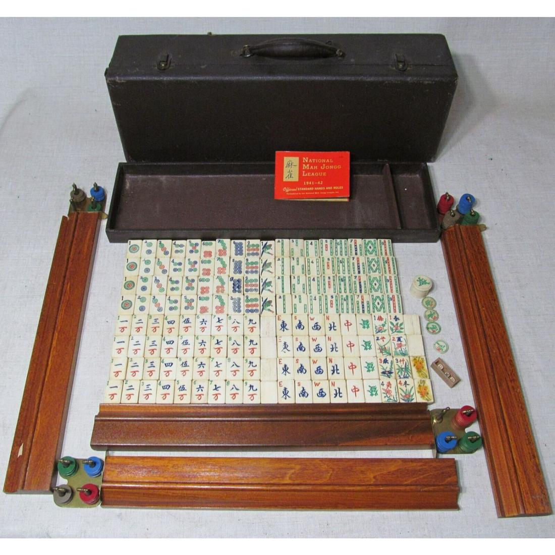 Jeu de mahjong vintage dans son étui de rangement marron