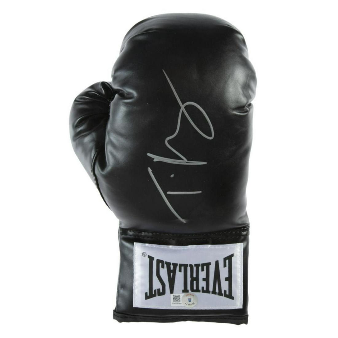 TYSON FURY SIGNED BOXING GLOVE (BECKETT): TYSON FURY SIGNED BOXING GLOVE (BECKETT)