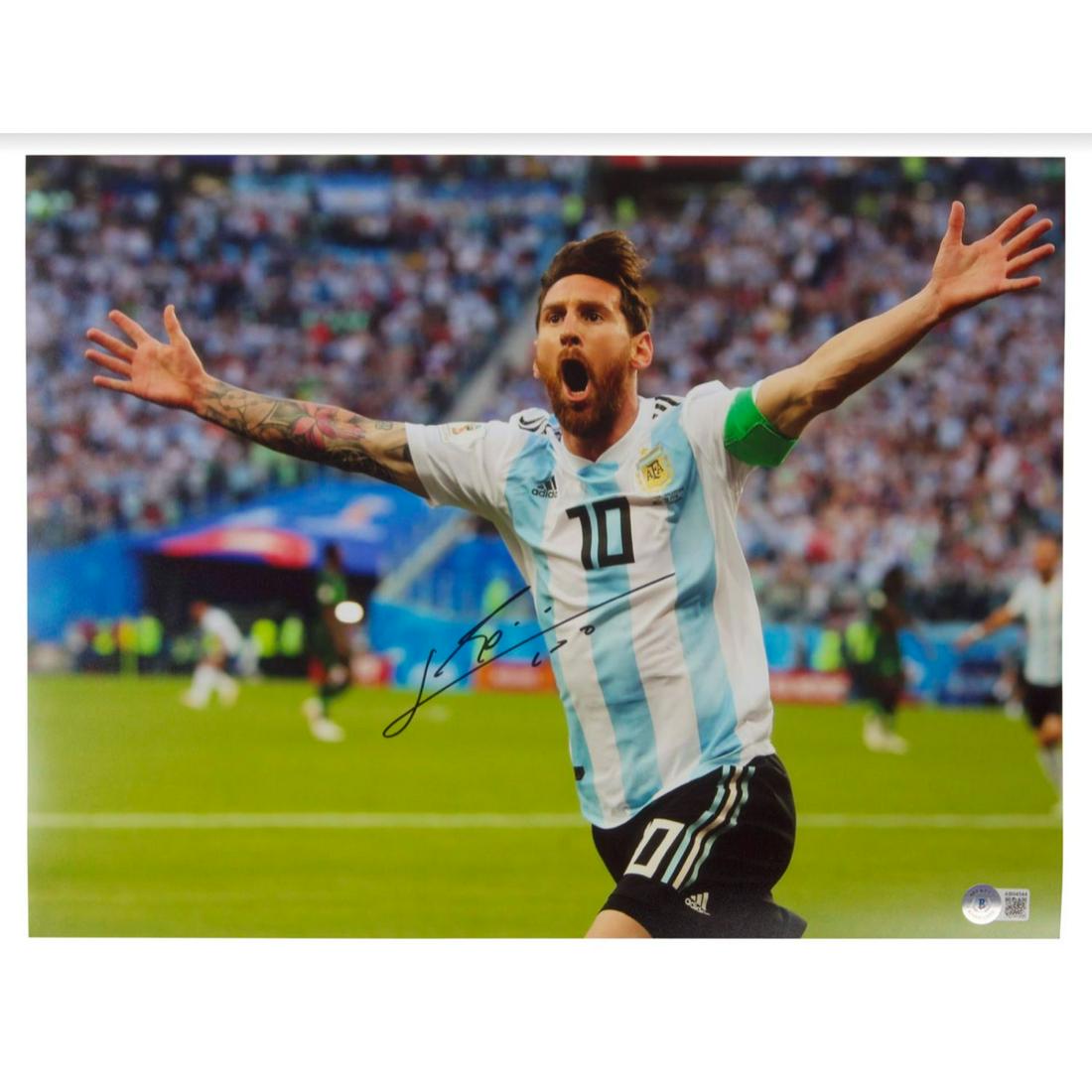 Lionel Messi Signed Photograph 12 x 16 (Beckett): Lionel Messi Signed Photograph 12 x 16 (Beckett)