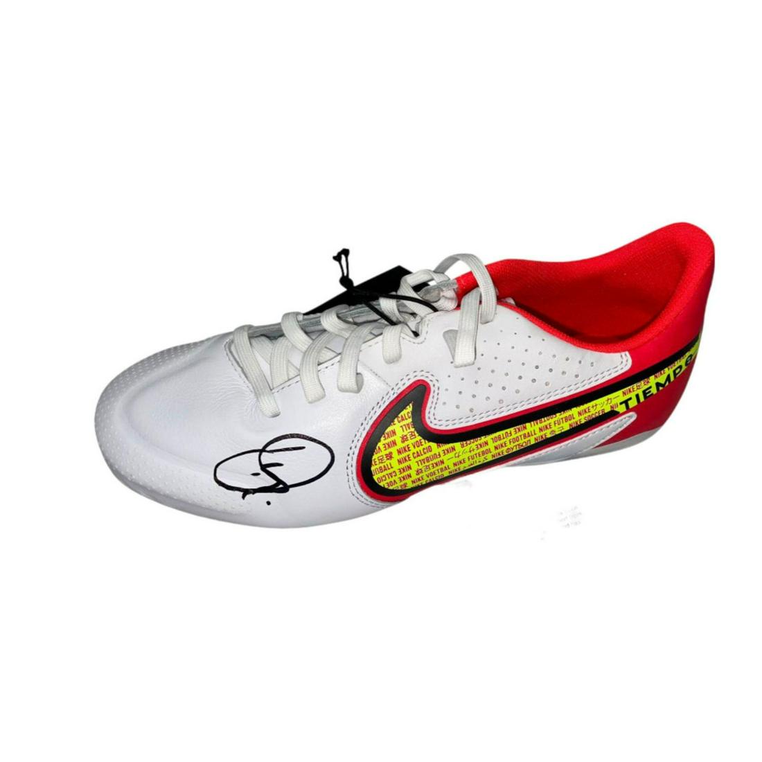 Vinicius Junior Signed Nike Soccer Cleat (Beckett): Vinicius Junior Signed Nike Soccer Cleat (Beckett)
