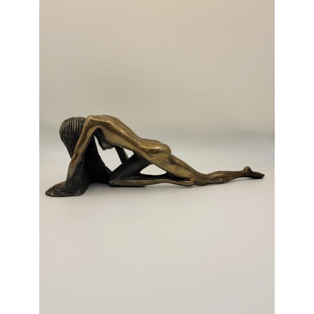Tom Bennett Reflections Small Metal Bronze Art Sculpture 1977 Signed AP Edition: Tom Bennett Reflections Small Metal Bronze Art Sculpture 1977 Signed AP Edition (Sculpture : Bronze Size: L: approx. 8.75" x W: approx. 2.5" Signed: Tom Bennett AP @ 77 Patina finish.)