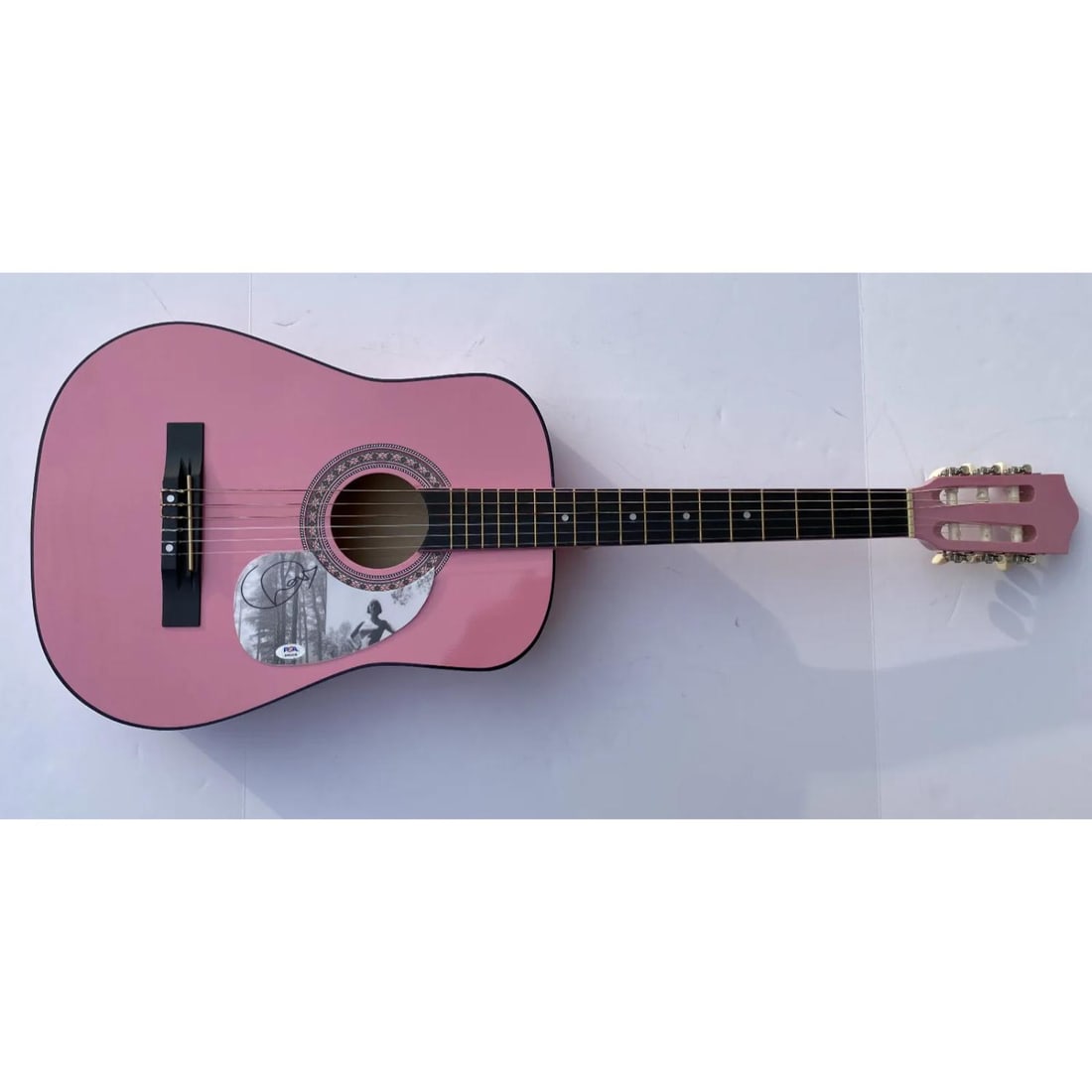 Taylor Swift Signed Acoustic Guitar: Taylor Swift Signed Acoustic Guitar