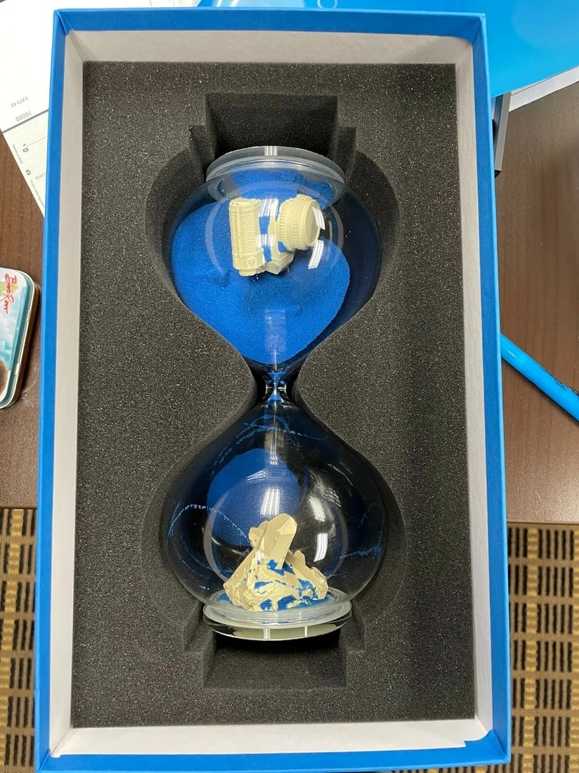 Rare Limited Edition Daniel Arsham Hourglass Sculpture /500: Condition: New: A brand-new, unused, unopened, undamaged item (including handmade items). See the seller's listing for full details. ,Artist: Daniel Arsham,Color: Blue,Material: Glass and Crystal,Cert