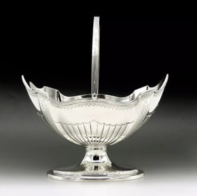 Lovely English Victorian Sterling Silver 1882 Footed Swing Handle Basket No Mono