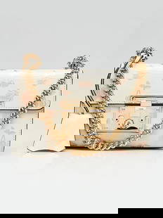 Gucci White Leather Metallic Fruit Print Small Padlock Crossbody Bag: MEASURES AT :Height : 9” inchesWidth : 13” inchesDepth : 4” inches. Pre-owned,Brand: Gucci,Exterior Material: Leather,Style: Everyday Bags,Exterior Color: White,Department: Women