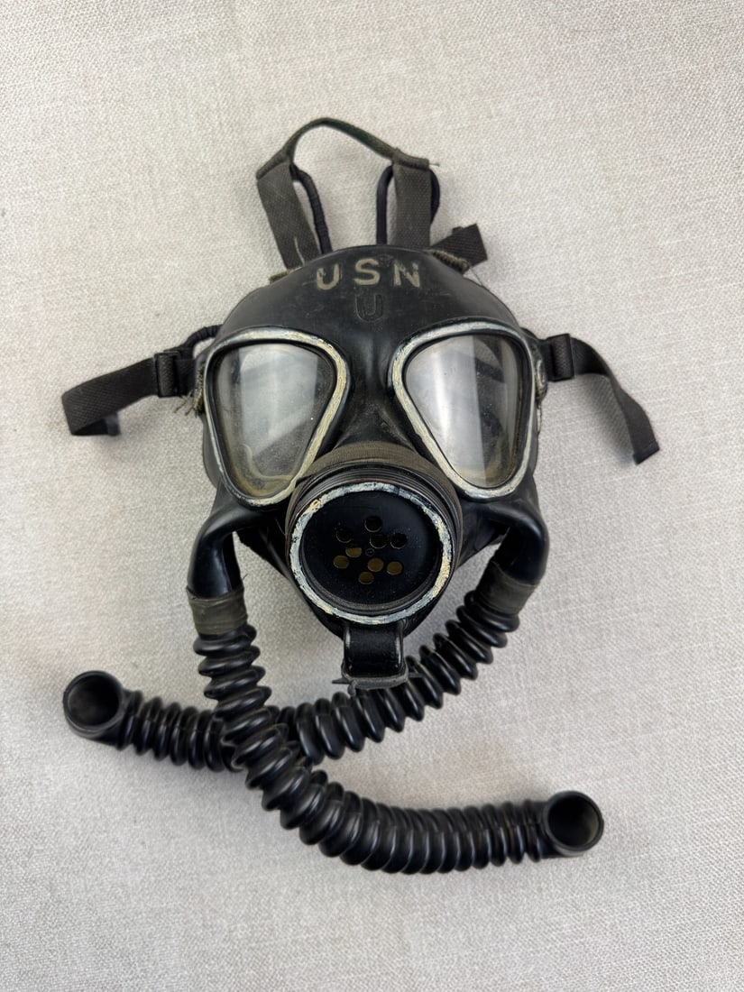 WW2 USN U Gas Mask A158 Vintage without Hose: WW2 USN U Gas Mask A158 Vintage without Hose