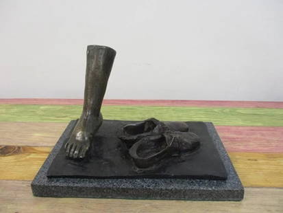 AFTER SALVADOR DALI BRONZE SCULPTURE "  ONE STEP " SIGNED AND NUMBERED THE SCULPTURE MEASURES 6 3/4: Condition: Used,Artist: Salvador Dali,Features: Numbered,Format: Statue,Material: Bronze,Production Technique: Bronze Casting,Signed: Yes,Title: ONE STEP,Type: Sculpture,Unit of Sale: Single Piece