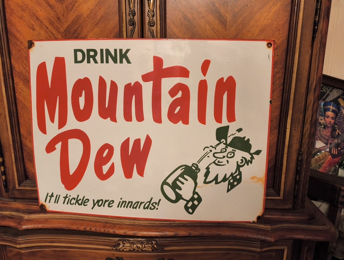 LARGE VINTAGE MOUNTAIN DEW IT'LL TICKLE YORE INNARDS! PORCELAIN SODA POP SIGN (1 of 1)