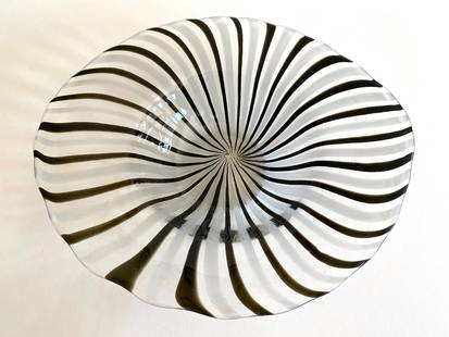 DINO MARTENS MCM MURANO ART GLASS MEZZA FILIGRANA BIANCO NERO FREEFORM OVAL BOWL: MEASURES 12 1/4" W X 10 1/2" D X 3" H.Condition: Used,Handmade: Yes,Production Technique: Hand Blown Glass,Country/Region of Manufacture: Italy,Style: Mid-Century Modern,Item Height: 3",Item Width: 12