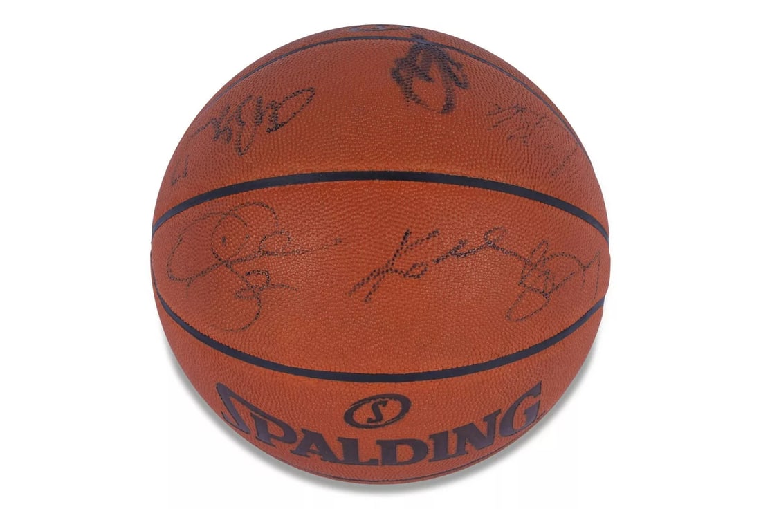 Kobe Bryant 2010-11 Los Angeles Lakers Team Signed NBA Game Basketball PSA DNA (1 of 8)