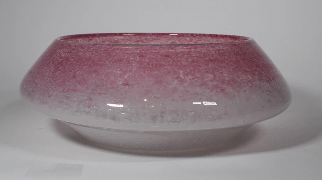 Large Steuben American Art Glass Cluthra Center Bowl, Circa 1925: Brand: Steuben,Pattern: Cluthra,Type: Bowl,Material: Glass,Year Manufactured: 1925,Production Style: Art Glass