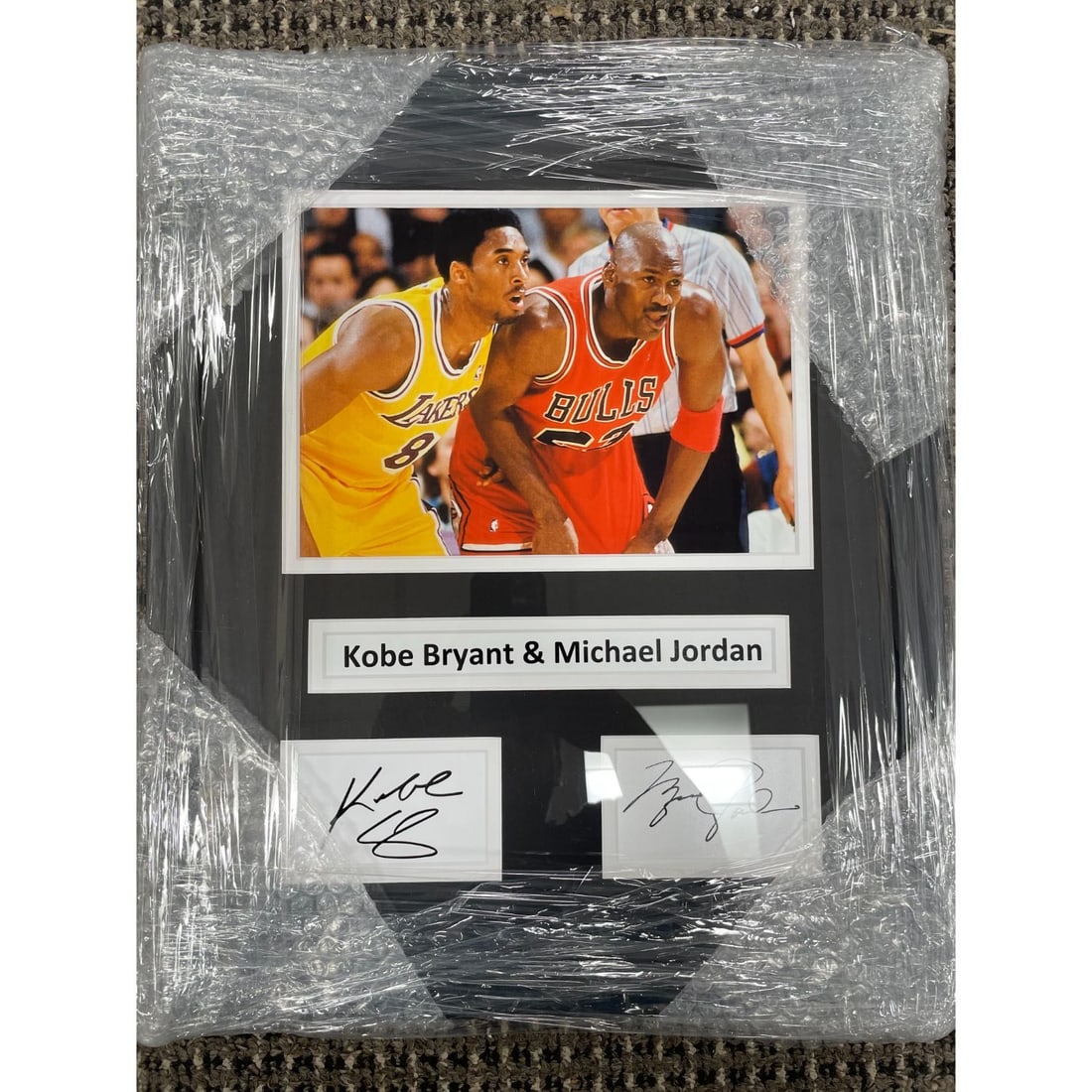 KOBE BRYANT & MICHAEL JORDAN 16X18 CUSTOM FRAMED PHOTO: KOBE BRYANT & MICHAEL JORDAN 16X18 CUSTOM FRAMED PHOTO