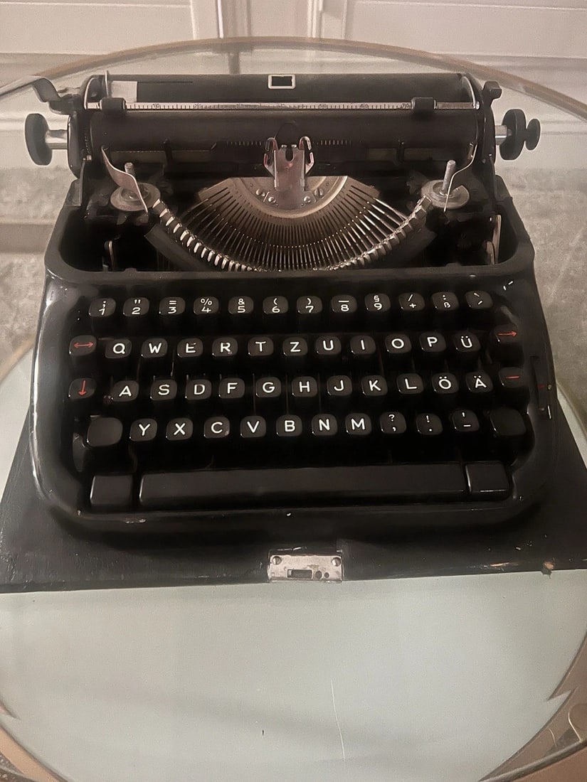 VINTAGE Hermes Baby Portable Typewriter With Case (1 of 14)