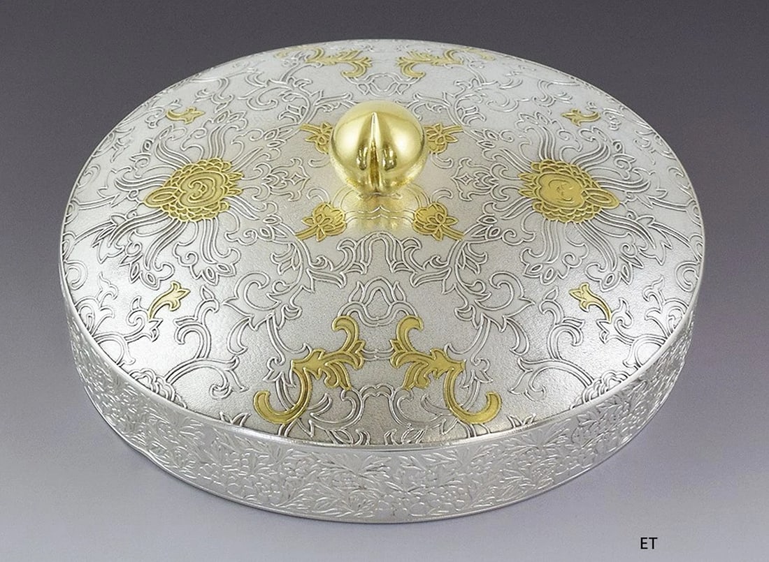 Superb Quality Korean 99% Pure Silver Oval Dish: Type: Dishes & Coasters,Age: 1960s-1970s,Composition: .99 Silver,Year Made: 1960s-1970sSuperb Quality Korean 99% Pure Silver Oval DishPresented is a superb quality Korean silver dish. This piece dates