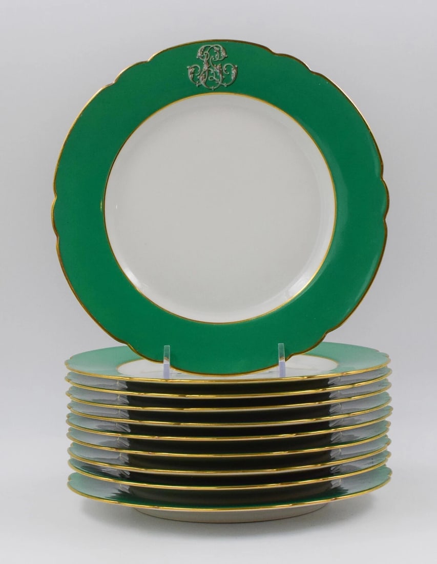 10 Amazing Green Le Rosey Paris Porcelain Dessert Plates, Circa 1860: 10 Amazing Green Le Rosey Paris Porcelain Dessert Plates, Circa 1860. Very good with small scratch on one plate. Measures 7 3/4" diameter by 5/8" deep.