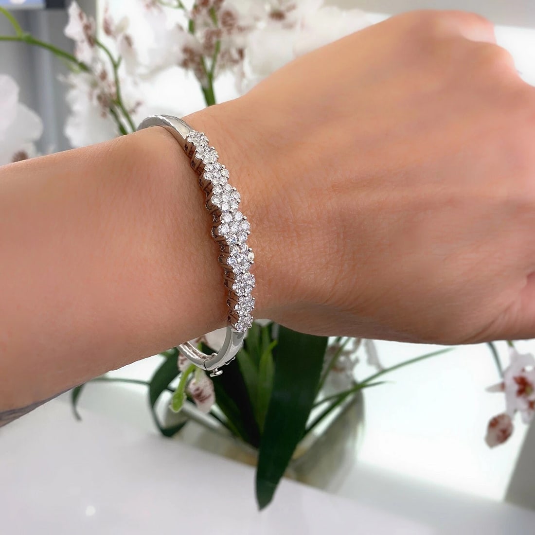 Round Diamond Flower Design Bangle Bracelet 14kt White Gold: Condition: Pre-owned - Good,Main Stone Creation: Natural,Length (inches): 6.5',Metal: White Gold,Gender: Female,Total Carat Weight: 2.00 - 4.99,Modified Item: No,Main Stone: Diamond,lot: No,Brand: Unb