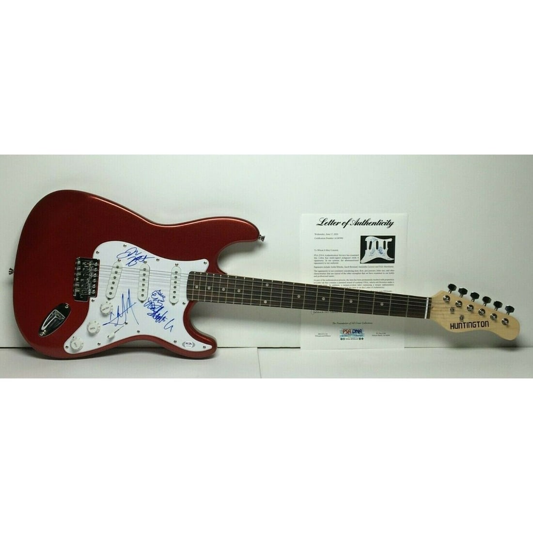 Aedin Mincks Jacob Bertrand Samantha Larusso Xolo Mariduena Signed Guitar (PSA LOA) (1 of 1)