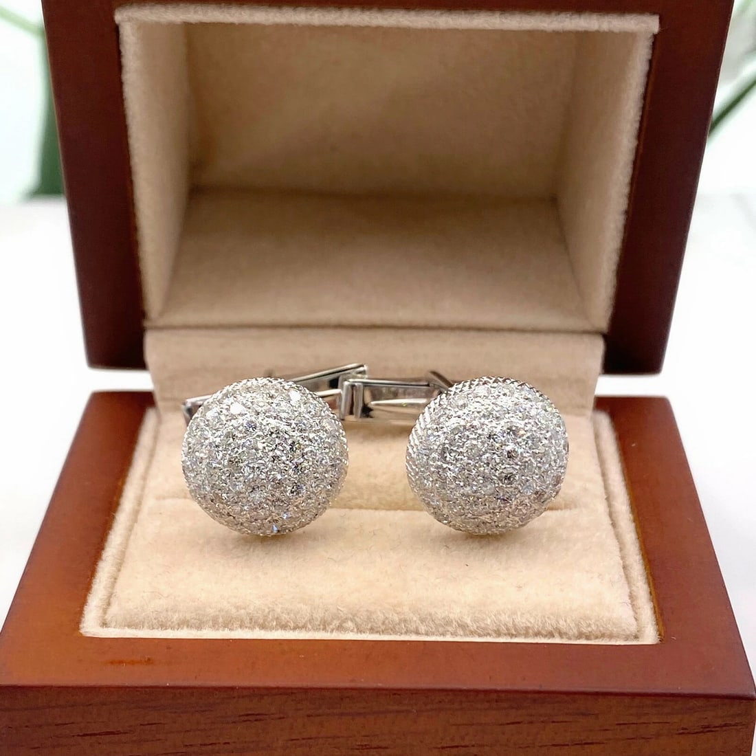 Pave Round Diamonds Domed Circle Cuff Links in 14kt White Gold: Condition: Pre-owned - Good,Brand: Unbranded,Main Stone Treatment: Not Enhanced,Department: Men,Type: Cufflinks,Main Stone Creation: Natural,Metal Purity: 14k,Main Stone Shape: Round,Main Stone Color: