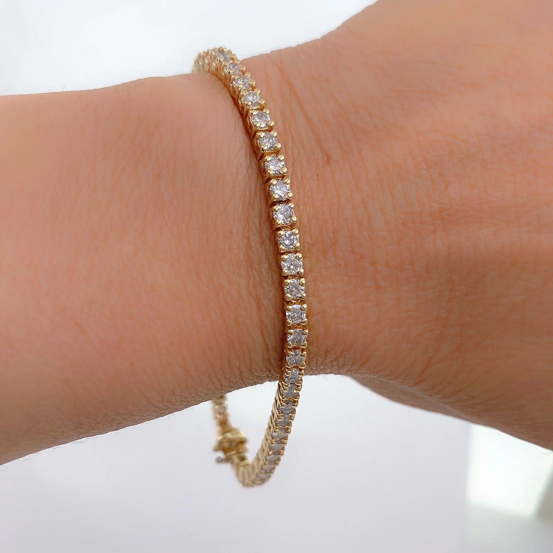 Round Brilliant Diamonds 14 kt Yellow Gold Tennis Bracelet (1 of 10)