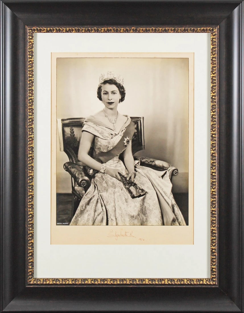 Queen Elizabeth II "1952" Authentic Signed Framed 16x20 Photo BAS (1 of 5)