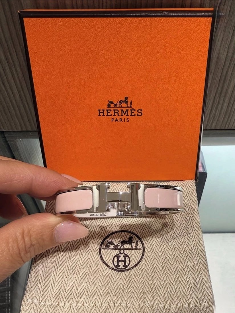 Hermes Clic H Bracelet in Rose Candeur Enamel with Palladium Plating – Size GM: Condition: Pre-owned,Brand: HERMES,Type: Bracelet,Closure: Turnlock,Color: Rose Candeur,Style: Bangle,Material: Enamel,Metal: BrassThe Hermès Clic H Bracelet is one of the house’s most iconic jewel