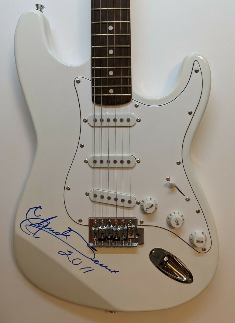 CHUCK BERRY Signed Electric Guitar Autograph JSA LOA (1 of 2)