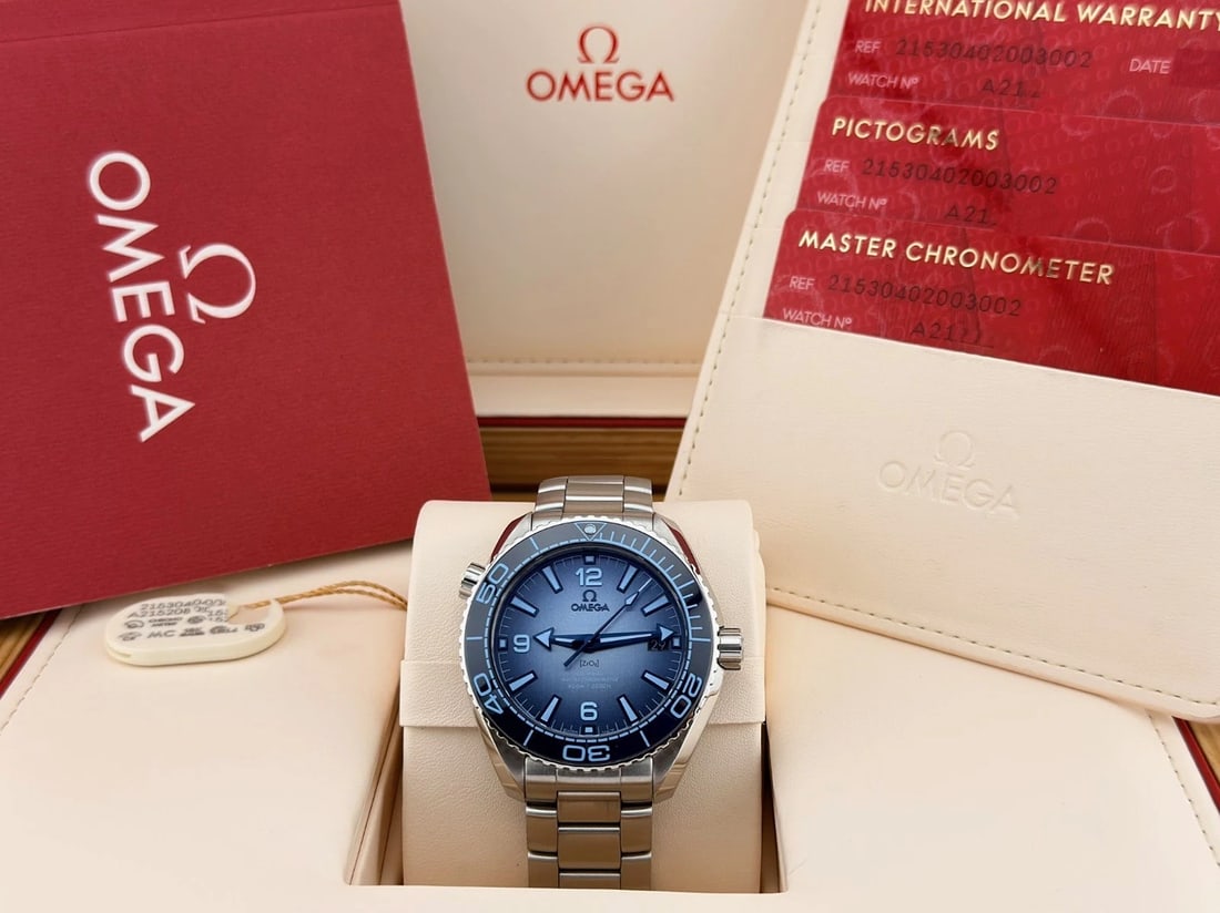 Omega Seamaster Planet Ocean 215.30.40.20.03.002 39.5mm Summer Blue Box Paper: Style Number: 215.30.40.20.03.002Serial: A21****Year: 2023-2025Model: Omega Seamaster Planet Ocean 600M - Summer BlueCase Material: Stainless SteelBand: Stainless SteelBezel: Blue CeramicDial: Summer