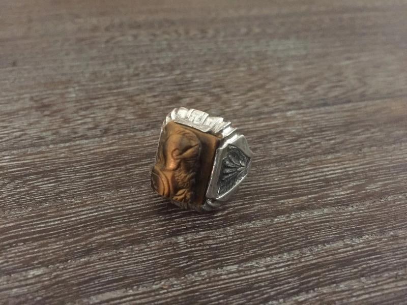 VINTAGE ART DECO STERLING SILVER TIGERS EYE INTAGLIO SOLDIER MENS RING SZ.8.5 - 7