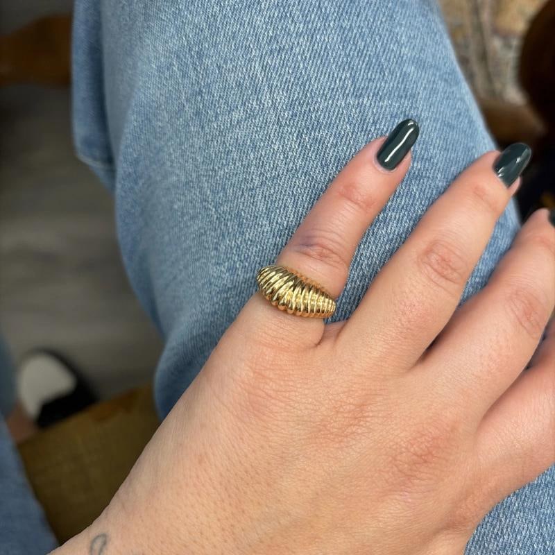 TIFFANY & CO. Retro 1950s 14k Yellow Gold Scalloped Ring - 7