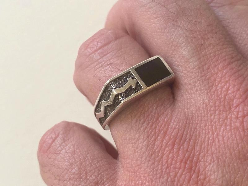1980'S RARE STERLING SILVER NEW WAVE LIGHTNING BOLT ARROWS ONYX MENS RING SZ.11 - 11