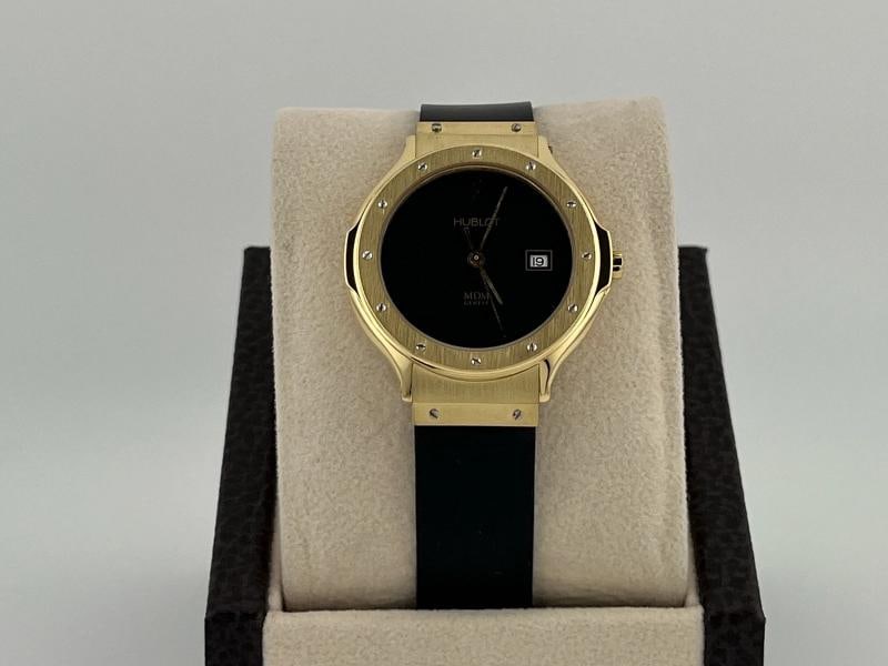 Hublot MDM Classic 1400.100.3 32mm Black Dial 18k Yellow Gold: Style Number: 1400.100.3 Model: Hublot MDM Classic Case Material: 18k Yellow Gold Band: Black Rubber Strap Bezel: 18k Yellow Gold Dial: Black Crystal: Sapphire Case Size: 32mmWeight: 54 Grams Includes
