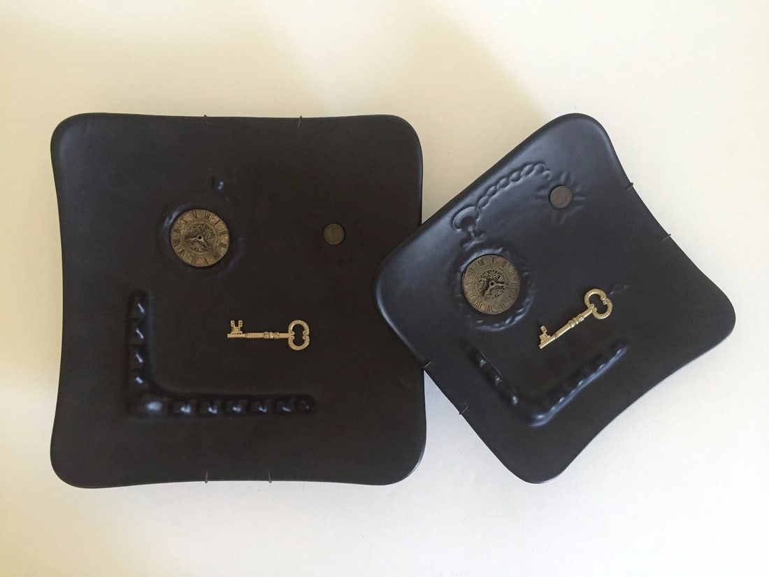 VINTAGE MID CENTURY MODERN MATTE BLACK 2 SQUARE DECORATIVE CERAMIC WALL PLATES: THE SET INCLUDES 2 PLATES IN THE SAME DESIGN OF DIFFERENT SIZES 12" W X 12" D X 2" H ( LARGE ) & 9" W X 9" D X 2" H ( SMALL) Condition: Used