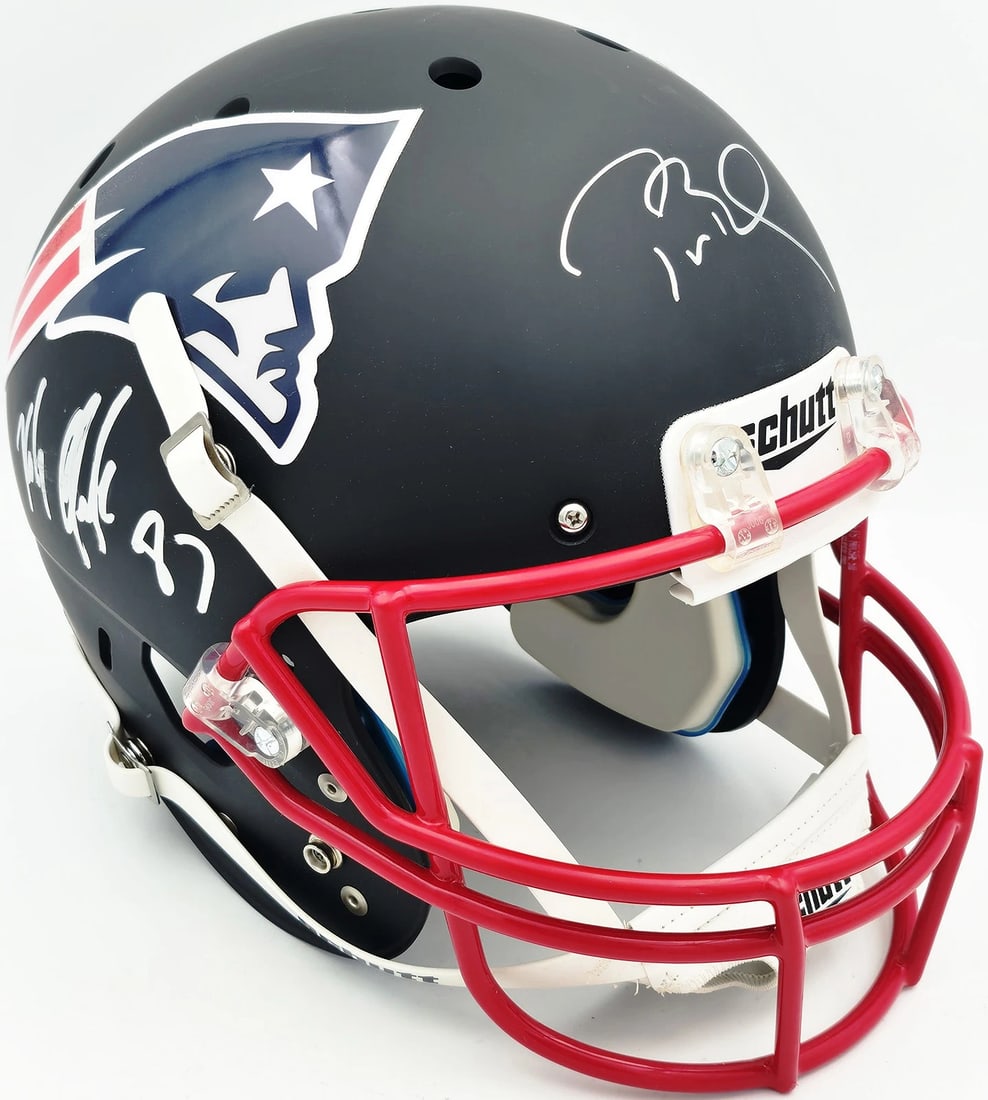 Tom Brady, Rob Gronkowski Julian Edelman Auto Patriots Full Size Helmet Beckett: Player: Julian Edelman,Team: New England Patriots,Sport: Football-NFL,Product: Helmet,Signed: Yes,Autograph Authentication: Beckett Authentication Services (BAS),Original/Reprint: Original,Country of