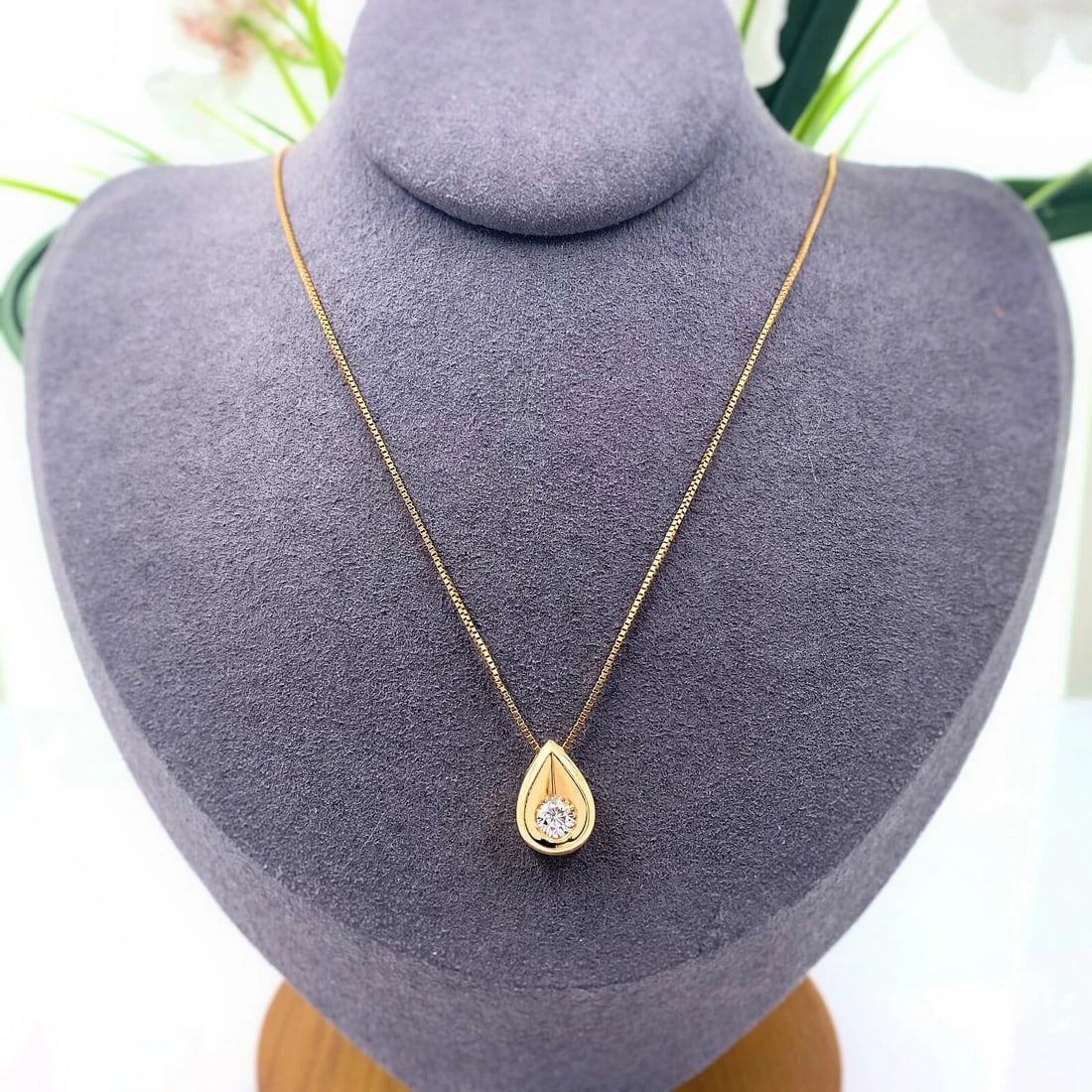 Diamond Tear Drop Pendant with Chain 14K Yellow Gold: Condition: New without packaging,Pendant Shape: Drop,Main Stone Creation: Natural,Fancy Diamond Color: White,Length (inches): 16'',Main Stone Color: White,Metal: Yellow Gold,Total Carat Weight: 0.25 -