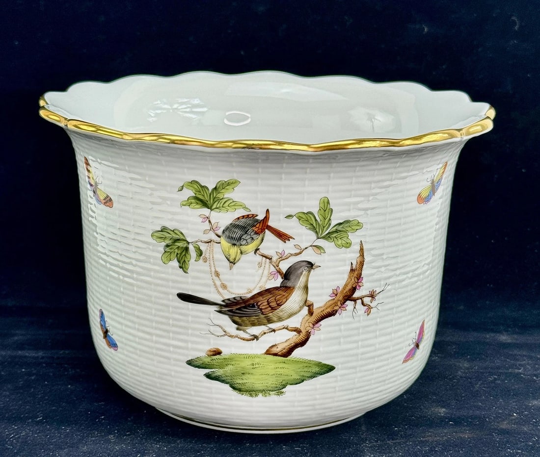 Herend Hungary Handpainted Rothschild Bird Planter Cachepot Jardiniere 7301: a wonderful Herend Hungary planter, jardiniere, or cachepot, in the Rothschild Bird pattern. This pattern features a charming design of playful songbirds with purloined jewelry draped in leafy branche