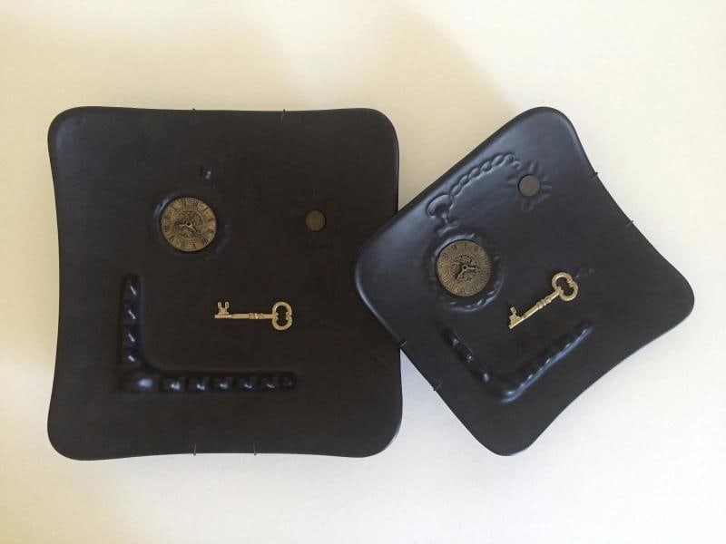 VINTAGE MID CENTURY MODERN MATTE BLACK 2 SQUARE DECORATIVE CERAMIC WALL PLATES: THE SET INCLUDES 2 PLATES IN THE SAME DESIGN OF DIFFERENT SIZES 12" W X 12" D X 2" H ( LARGE ) & 9" W X 9" D X 2" H ( SMALL) Condition: Used 