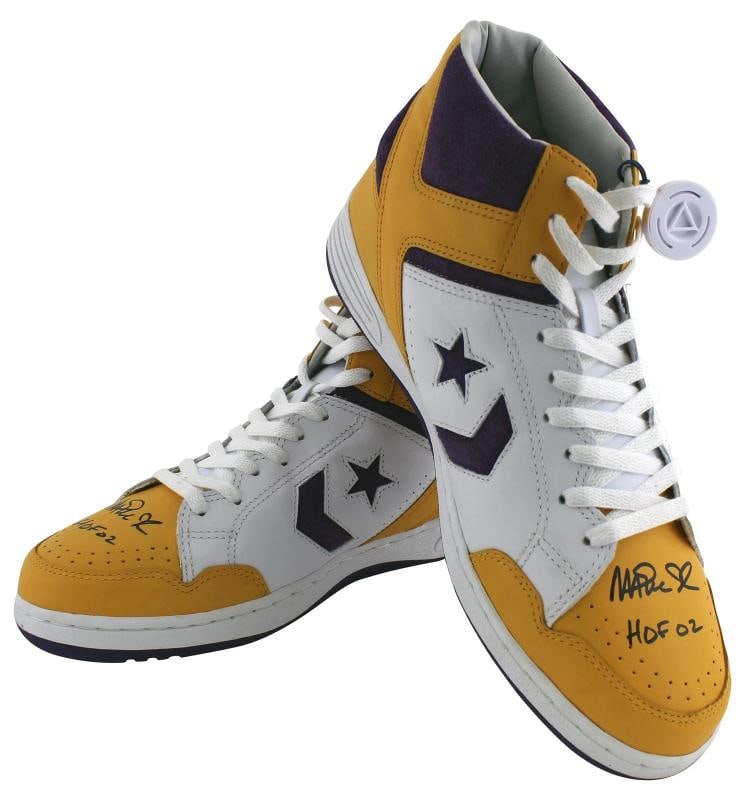 Lakers Magic Johnson "HOF 02" Authentic Signed Converse Weapon Shoes BAS Witness: Product: Not Available,Player: Magic Johnson,Original/Reprint: Original,Autograph Authentication: Beckett,Team: Los Angeles Lakers,PRODUCT_COA: Beckett,PRODUCT_SIGNED_BY_NAME: Magic