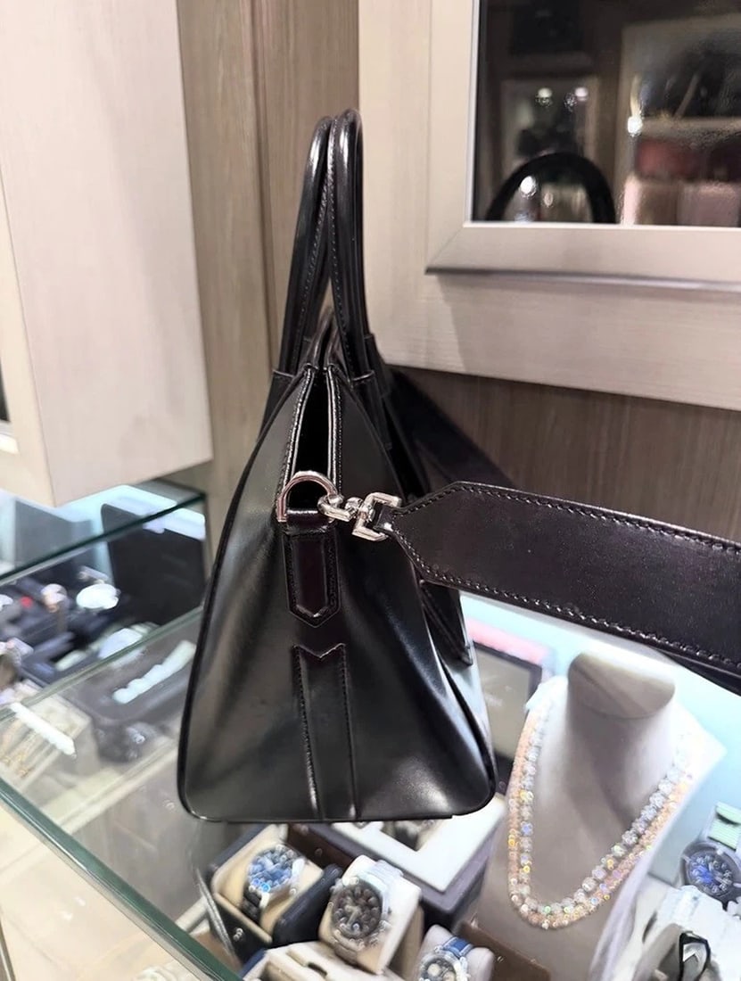 Givenchy Small Antigona Lock It Bag (2022) - 4