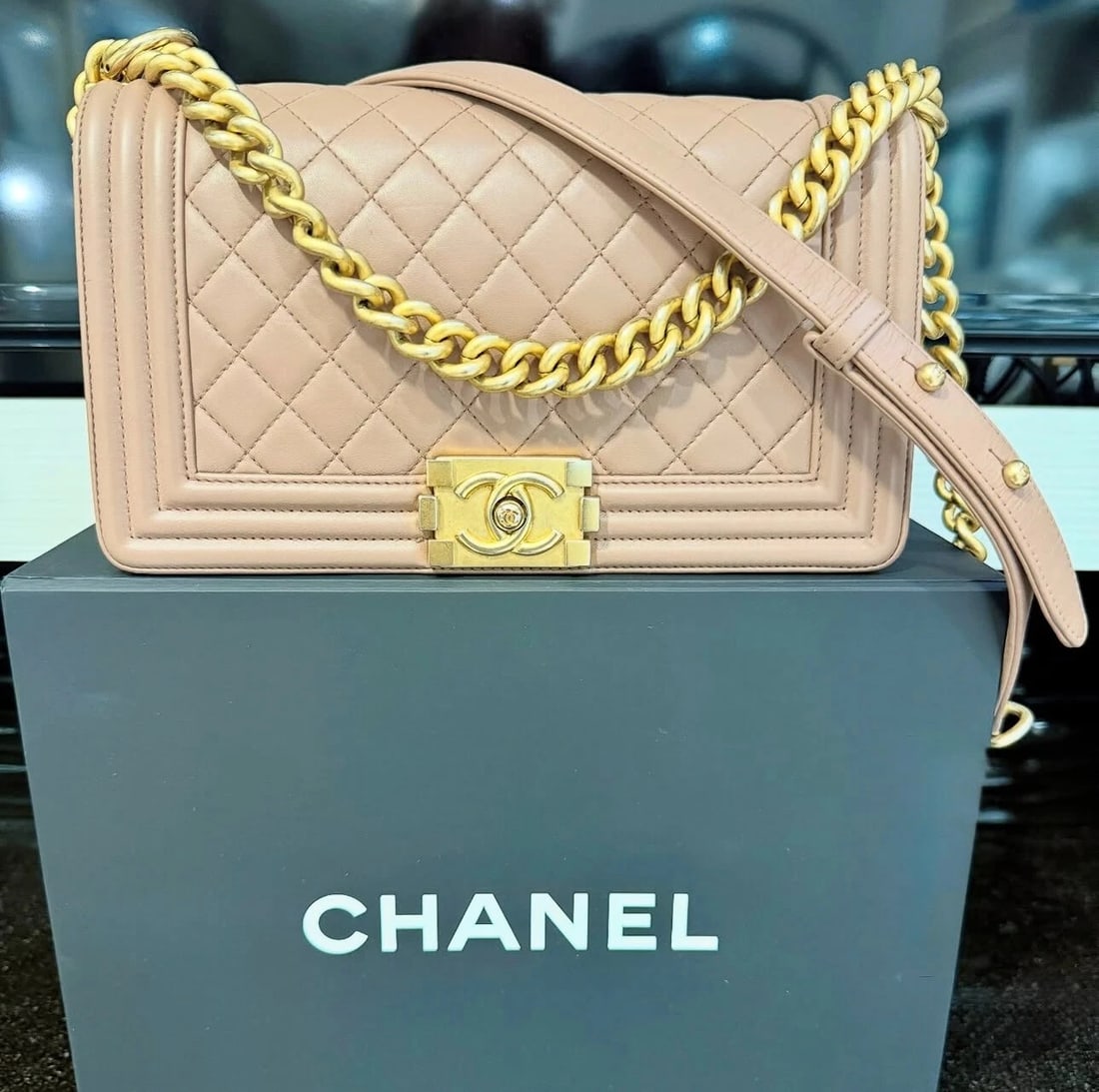 Chanel Old Medium Blush Lambskin Boy Bag quilted (2017-2018): Condition: Pre-owned - Good,Brand: CHANEL,Department: Women,Character: Boy,Size: Medium,Lining Material: Lambskin,Exterior Color: Blush,Style: Crossbody,Finish: Quilted,Exterior Material: Supple
