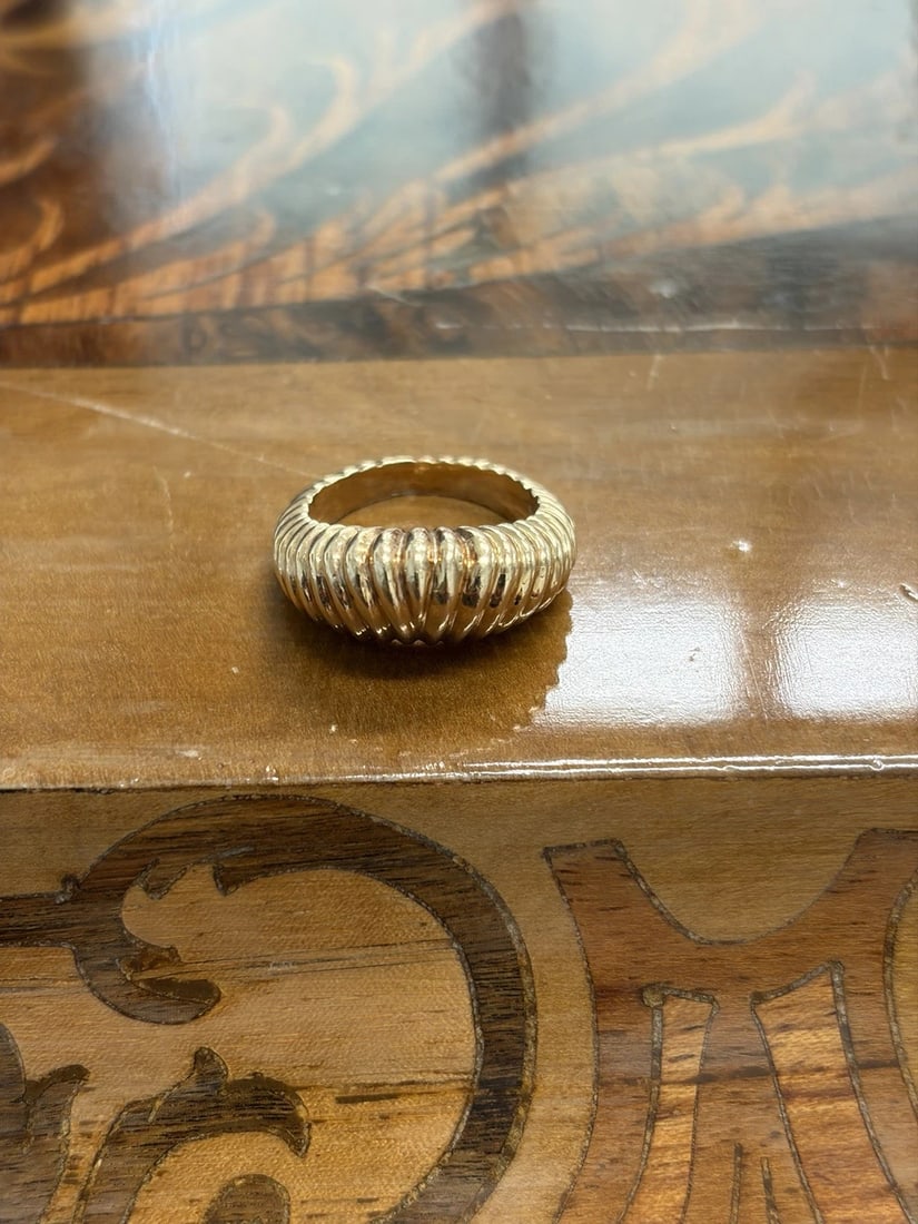 TIFFANY & CO. Retro 1950s 14k Yellow Gold Scalloped Ring: Condition: Pre-owned - Good: This item has been gently used but is in good condition. It might have a few signs of wear, like light scratches or tarnishing. All imperfections should be shown and descr