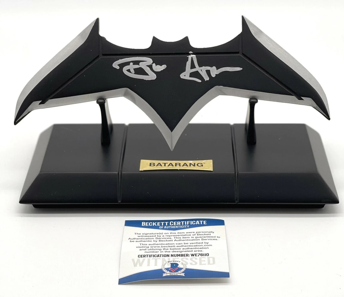 BEN AFFLECK SIGNED AUTOGRAPH NOBLE COLLECTION BATARANG - JUSTICE LEAGUE BAS 6: Industry: Movies,Movie: JUSTICE LEAGUE,Signed by: BEN AFFLECK,Signed: Yes,Autograph Authentication: Beckett,Original/Reproduction: Original,Modified Item: No,Country of Origin: United States